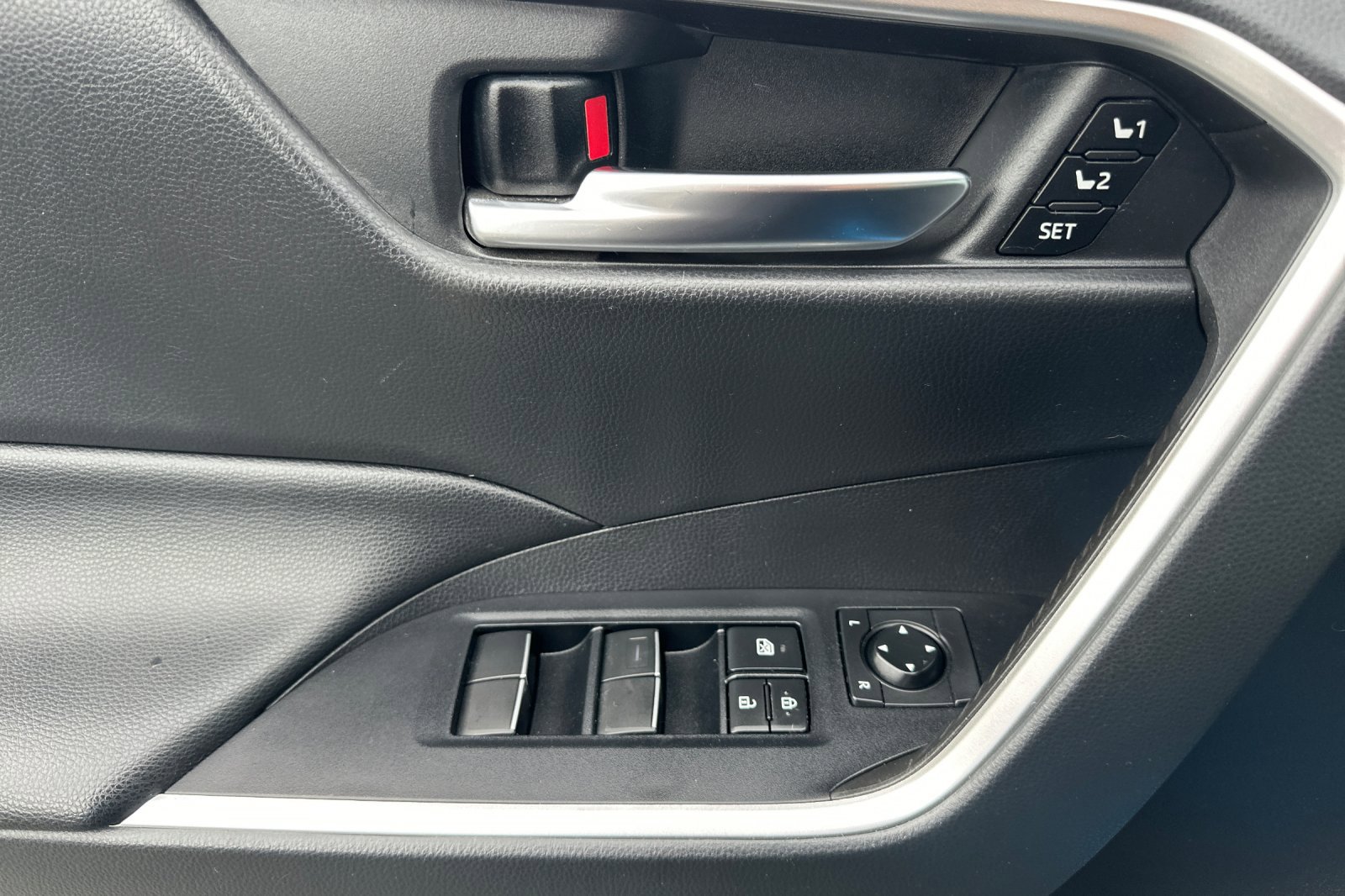 Used 2019 Toyota RAV4 XLE Premium AWD/4WD image 12