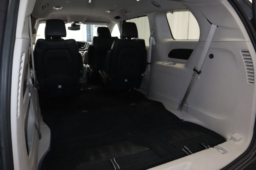 Used 2023 Chrysler Pacifica Touring-L FWD image 17