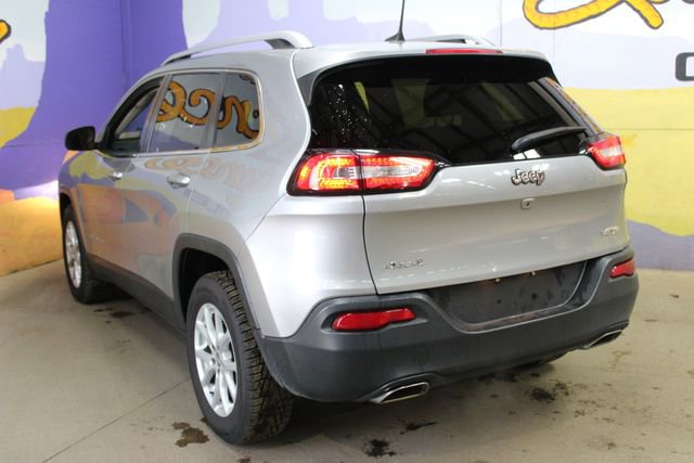 Used 2017 Jeep Cherokee Latitude w/ Cold Weather Group AWD/4WD image 6