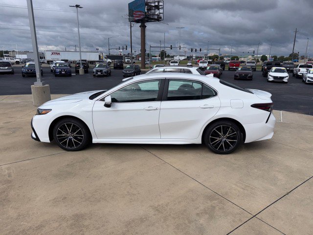 Used 2024 Toyota Camry SE image 6