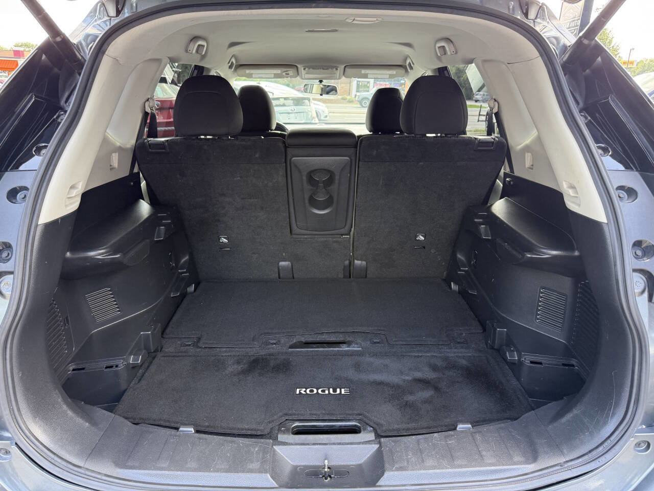 Used 2017 Nissan Rogue SV w/ SV Premium Package image 12