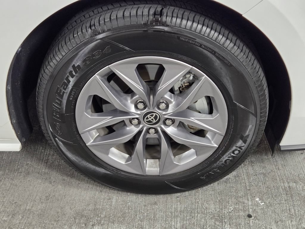 Used 2023 Toyota Sienna LE AWD/4WD image 10