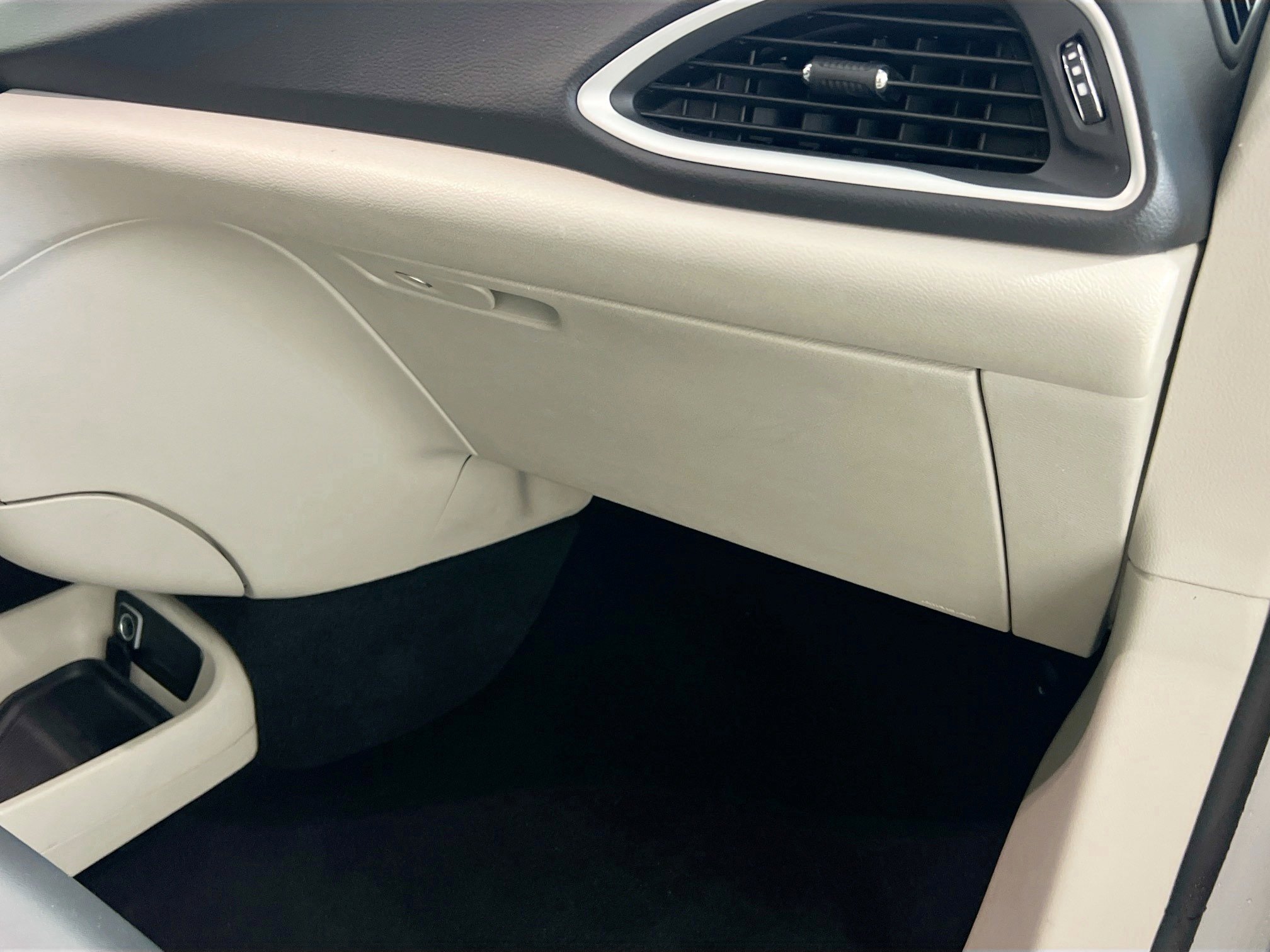 Used 2024 Chrysler Pacifica Touring-L image 35