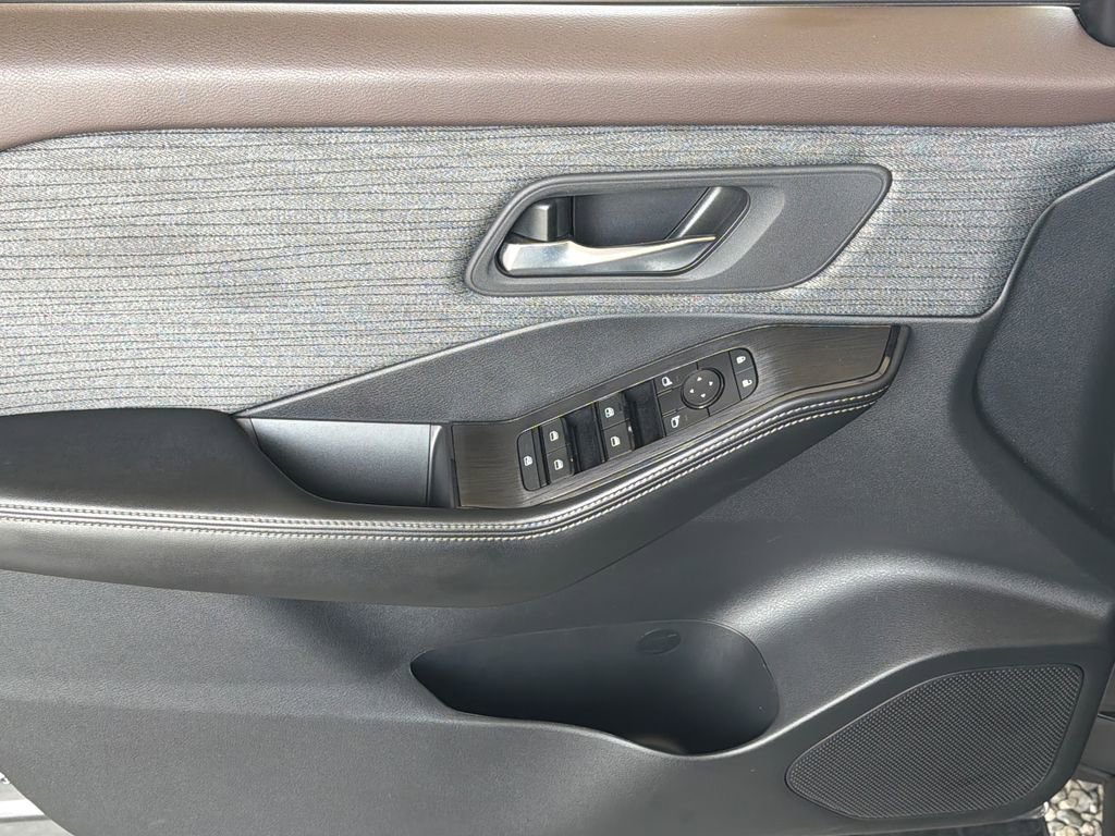 Used 2023 Nissan Rogue SV FWD image 3