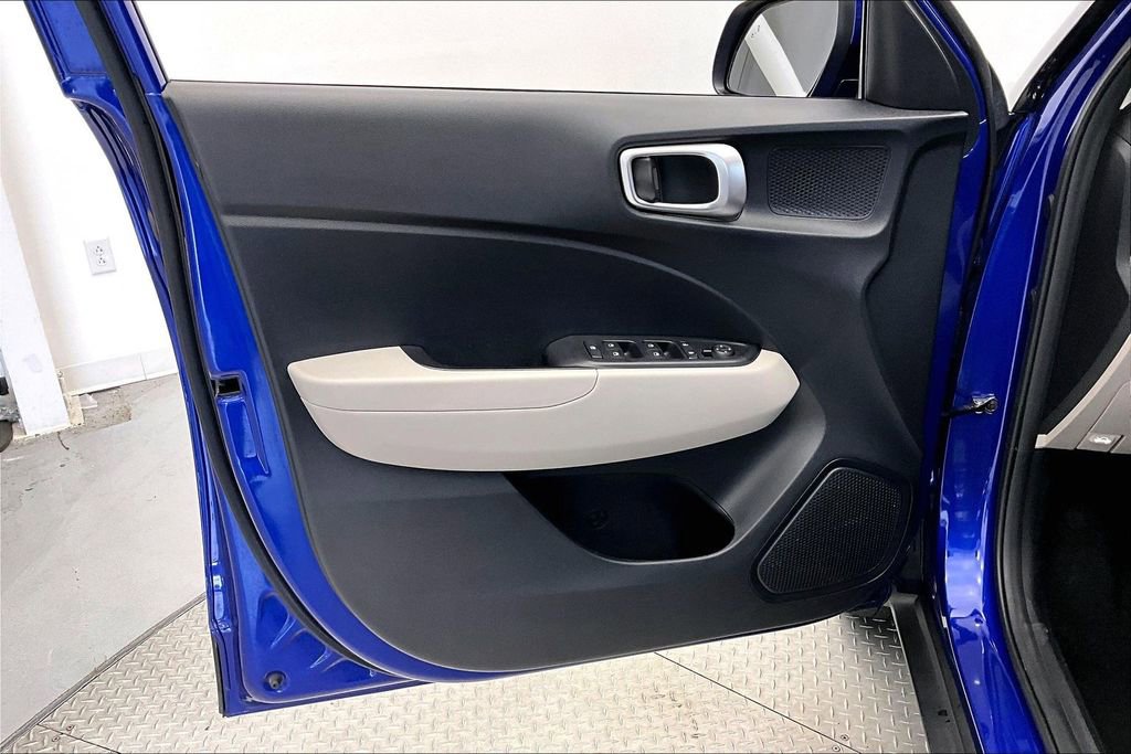 Used 2023 Hyundai Venue SEL FWD image 18