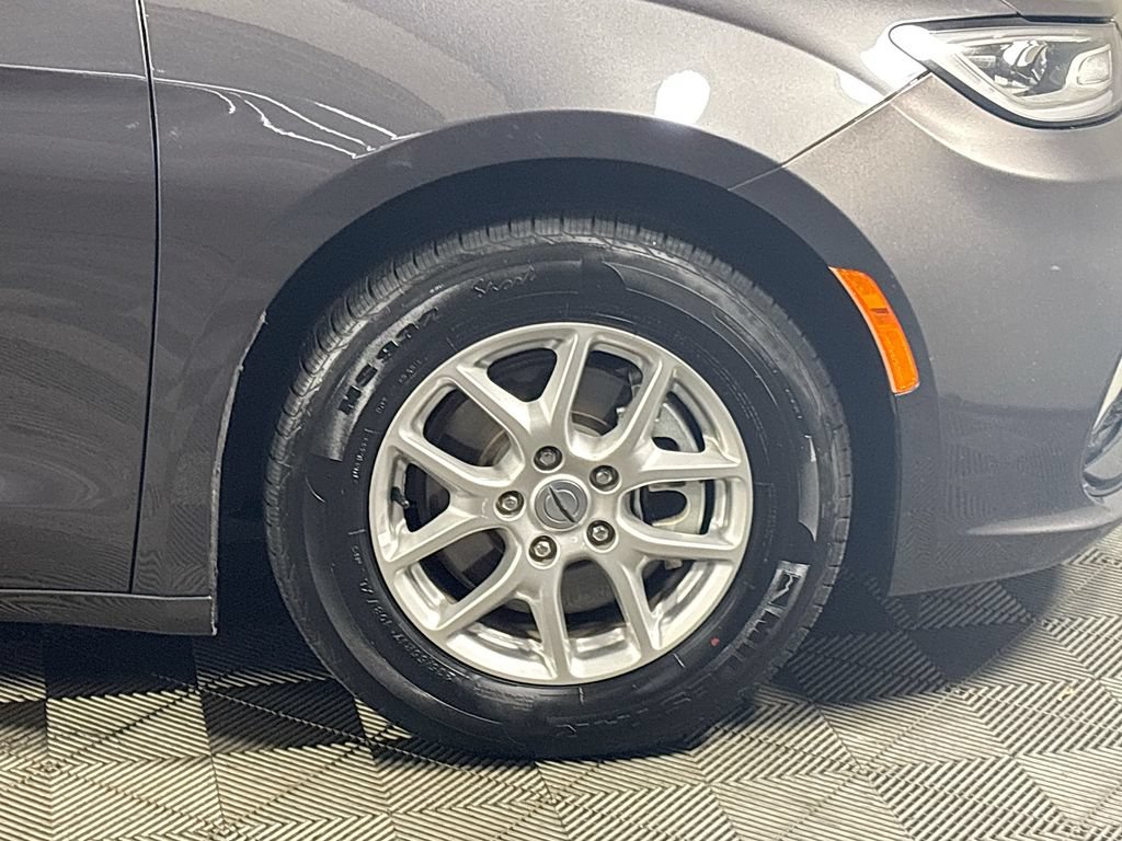 Certified 2023 Chrysler Pacifica Touring-L FWD image 22