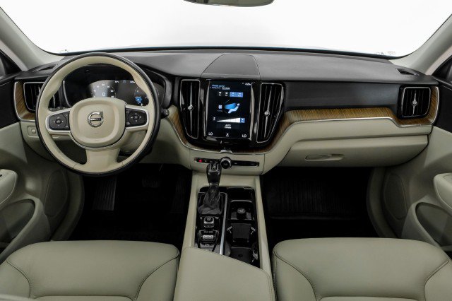 Used 2021 Volvo XC60 T5 Momentum w/ Protection Package Premier FWD image 12
