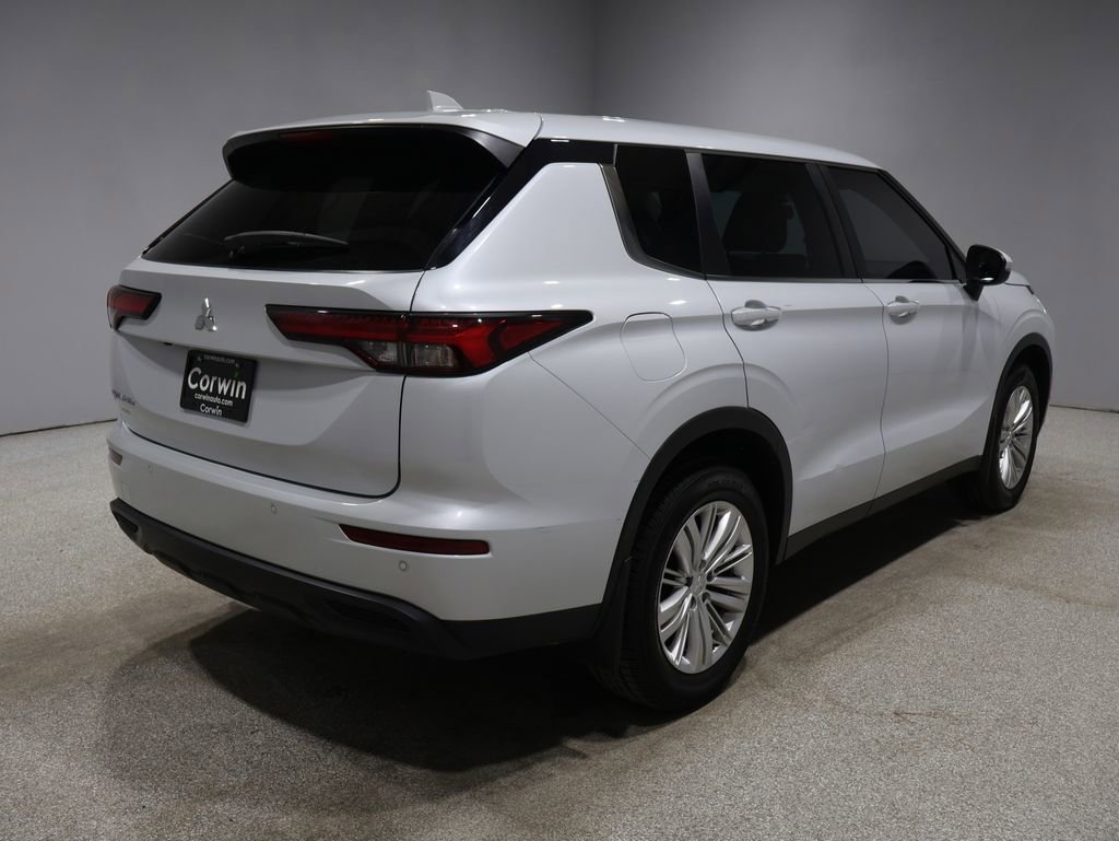 Used 2023 Mitsubishi Outlander ES AWD/4WD image 2