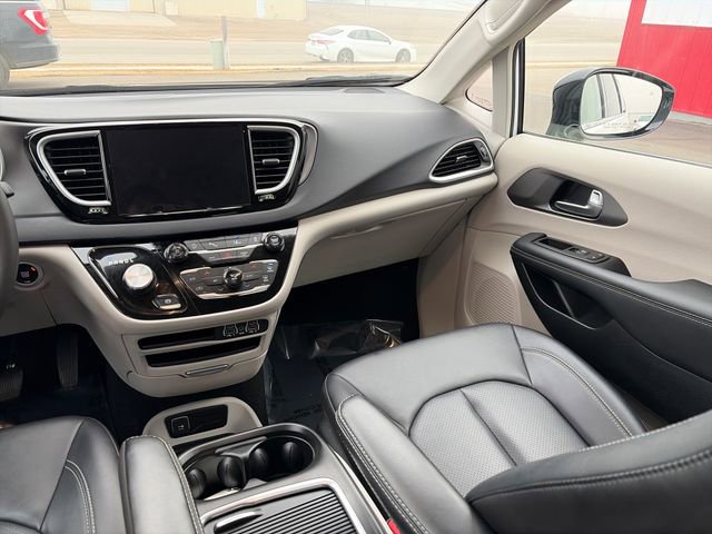 Used 2024 Chrysler Pacifica Touring-L FWD image 31