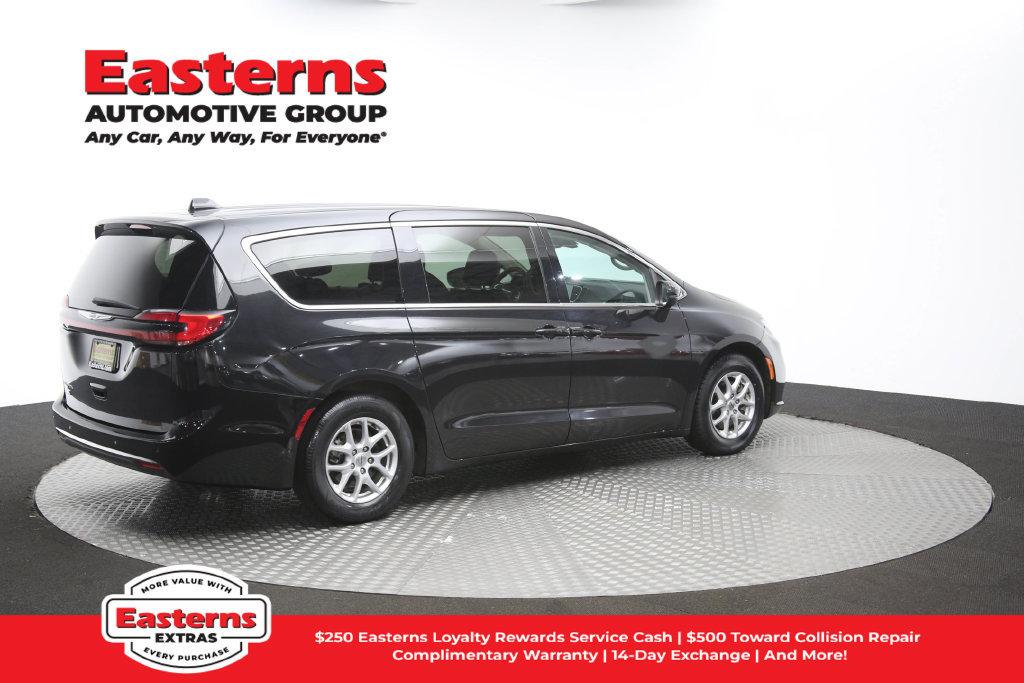 Used 2023 Chrysler Pacifica Touring-L FWD image 44