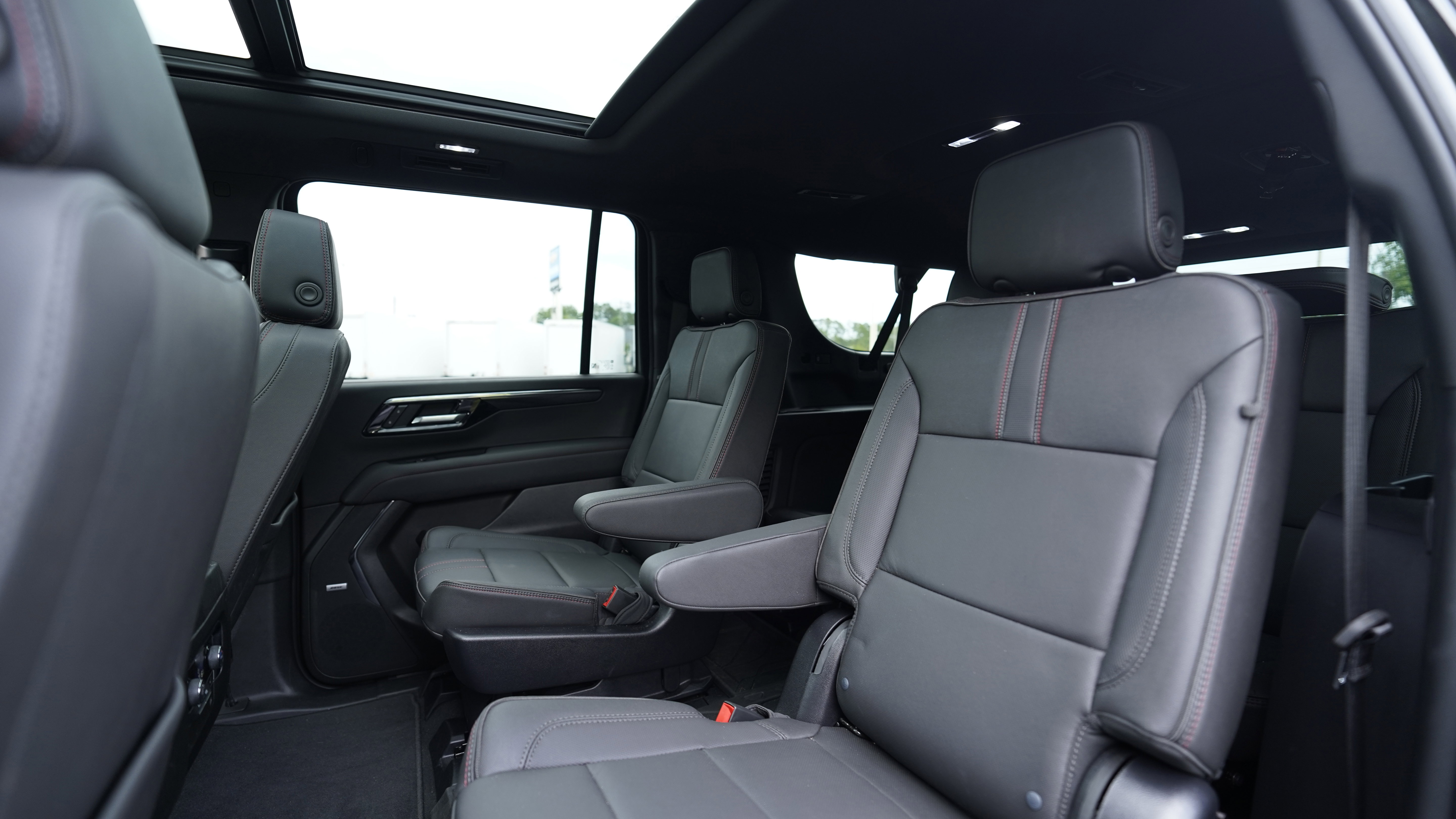Used 2025 Chevrolet Suburban RST AWD/4WD image 9