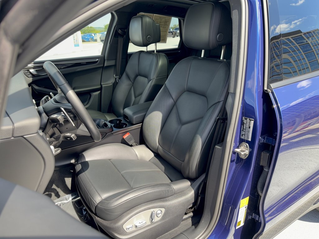 Certified 2024 Porsche Macan AWD/4WD image 5