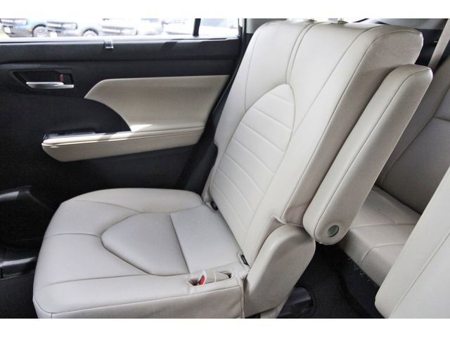 Used 2023 Toyota Highlander XLE image 11