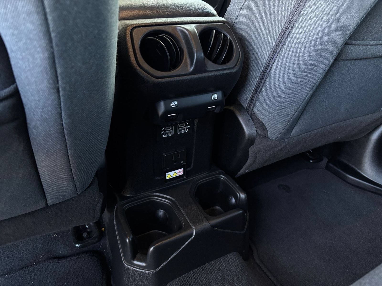 Used 2025 Jeep Wrangler Unlimited Sahara AWD/4WD image 21
