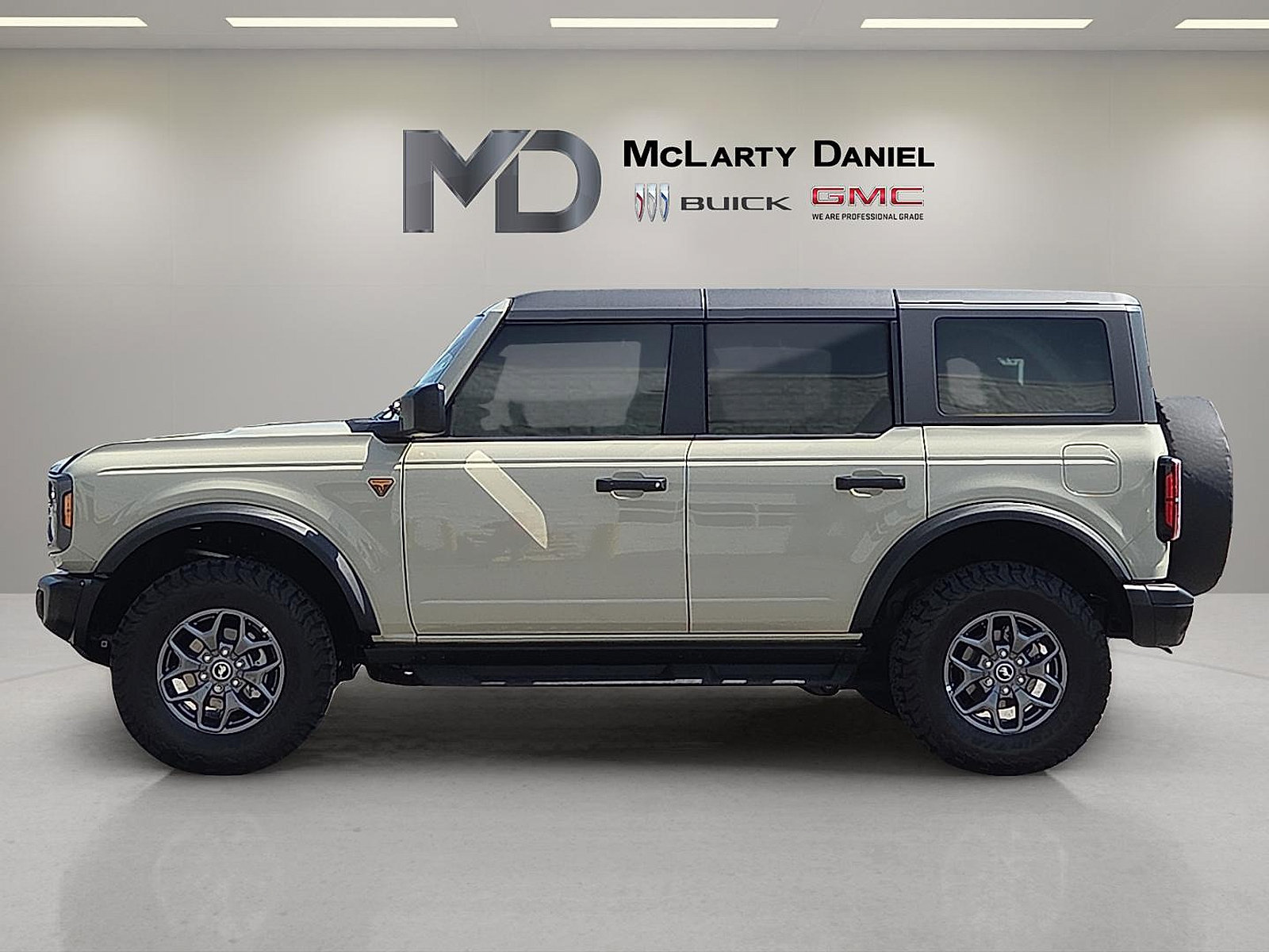 Used 2025 Ford Bronco Badlands AWD/4WD image 2