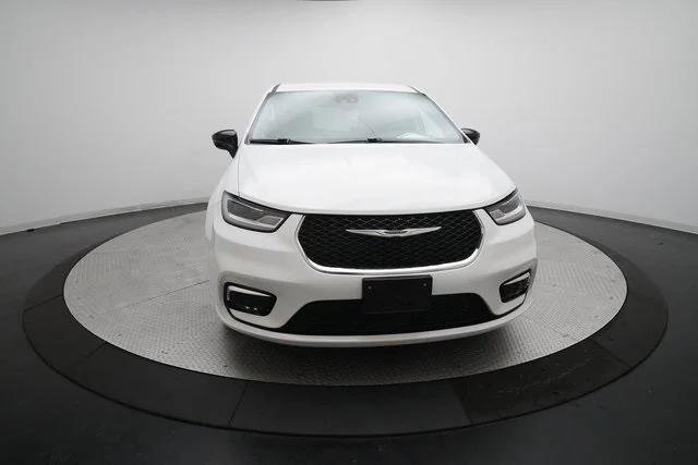 Certified 2024 Chrysler Pacifica Touring-L image 11