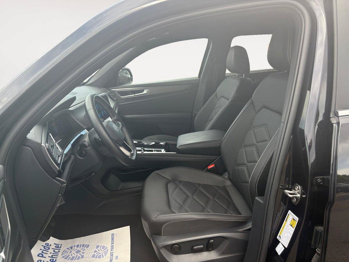 Used 2025 Volkswagen Atlas Cross Sport SE AWD/4WD image 9