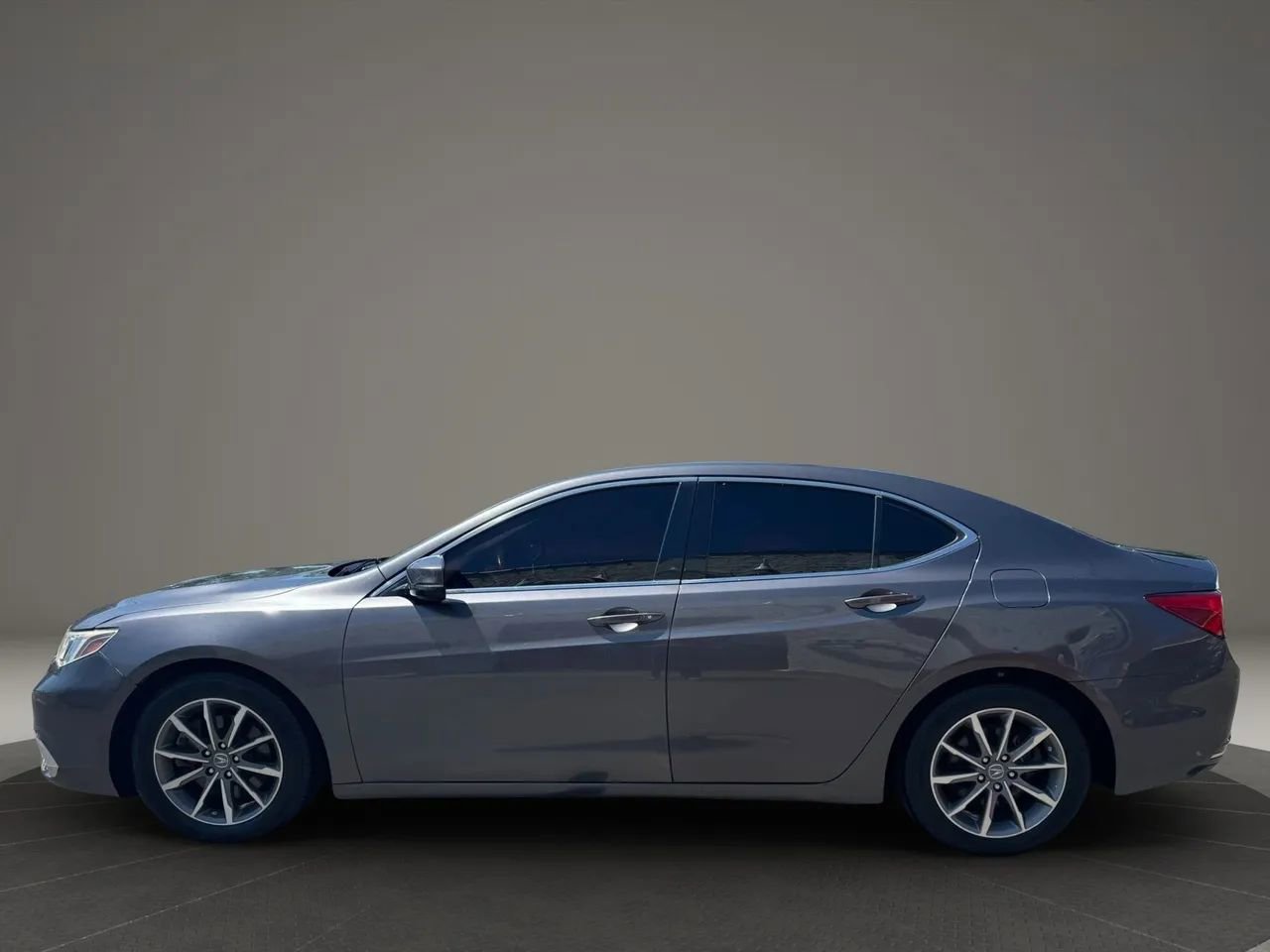 Used 2018 Acura TLX FWD image 2