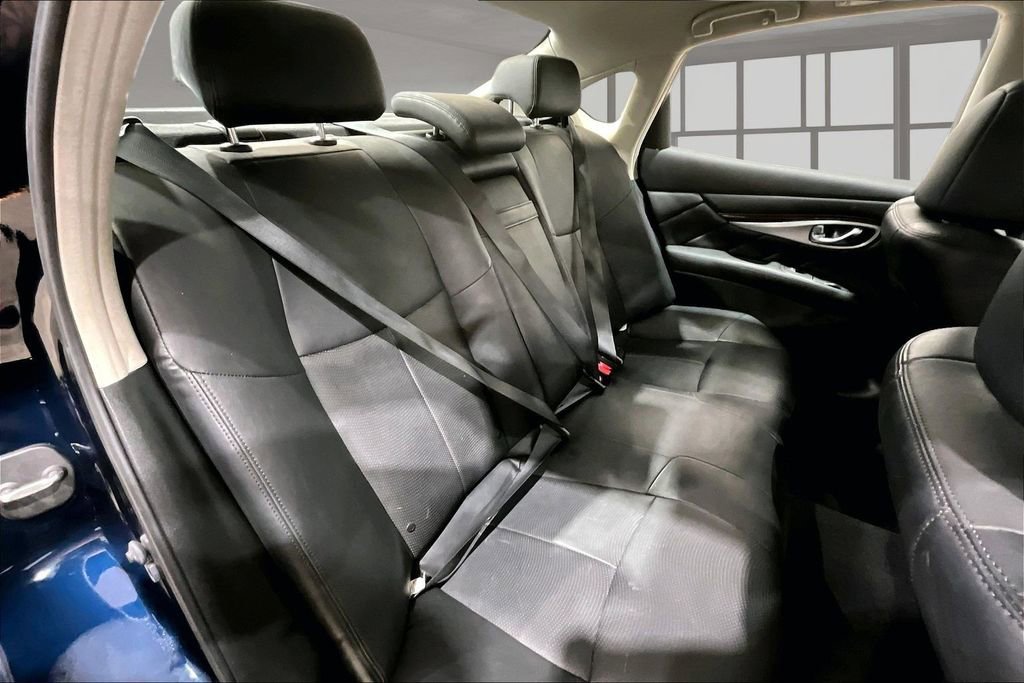 Used 2019 INFINITI Q70 Luxe image 23