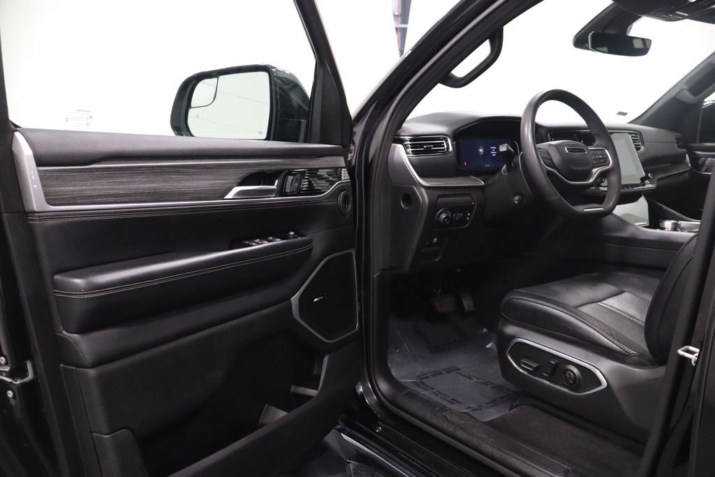 Certified 2024 Jeep Wagoneer L Series II w/ Flexible Seating Group AWD/4WD image 11