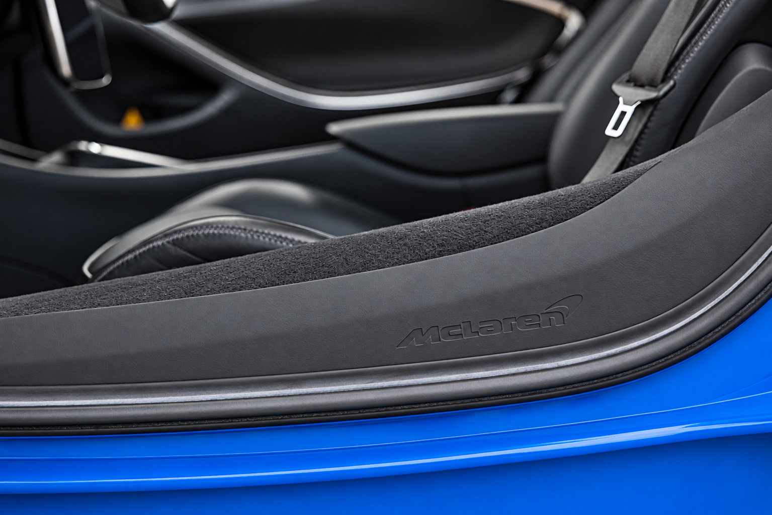 Used 2024 McLaren Artura RWD image 23