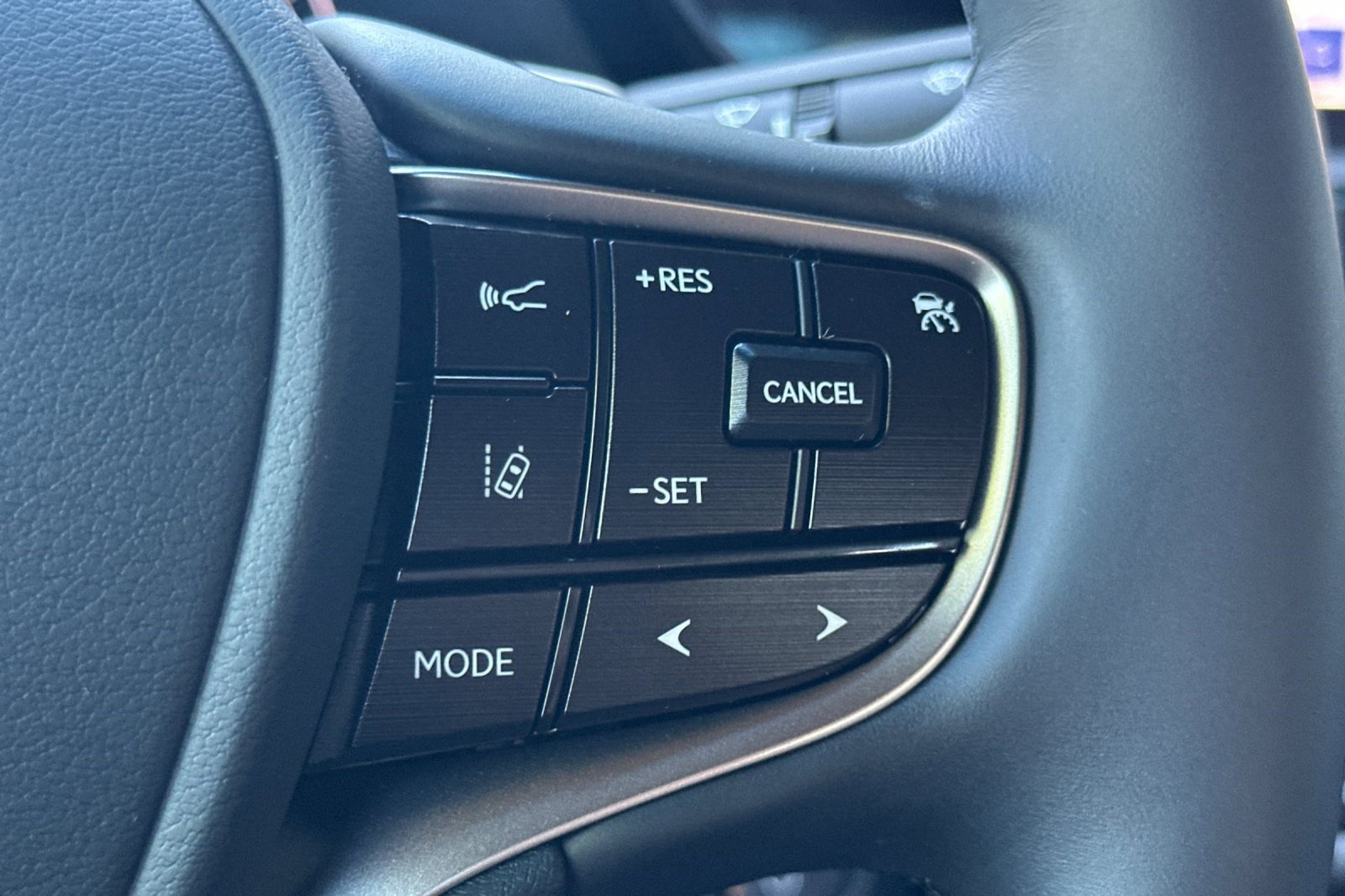 Used 2025 Lexus ES 300h w/ Premium Package image 29