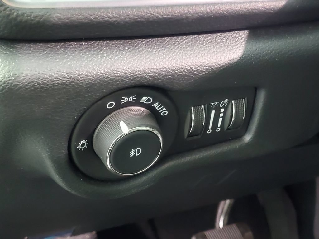 Used 2025 Chrysler Pacifica Limited FWD image 7