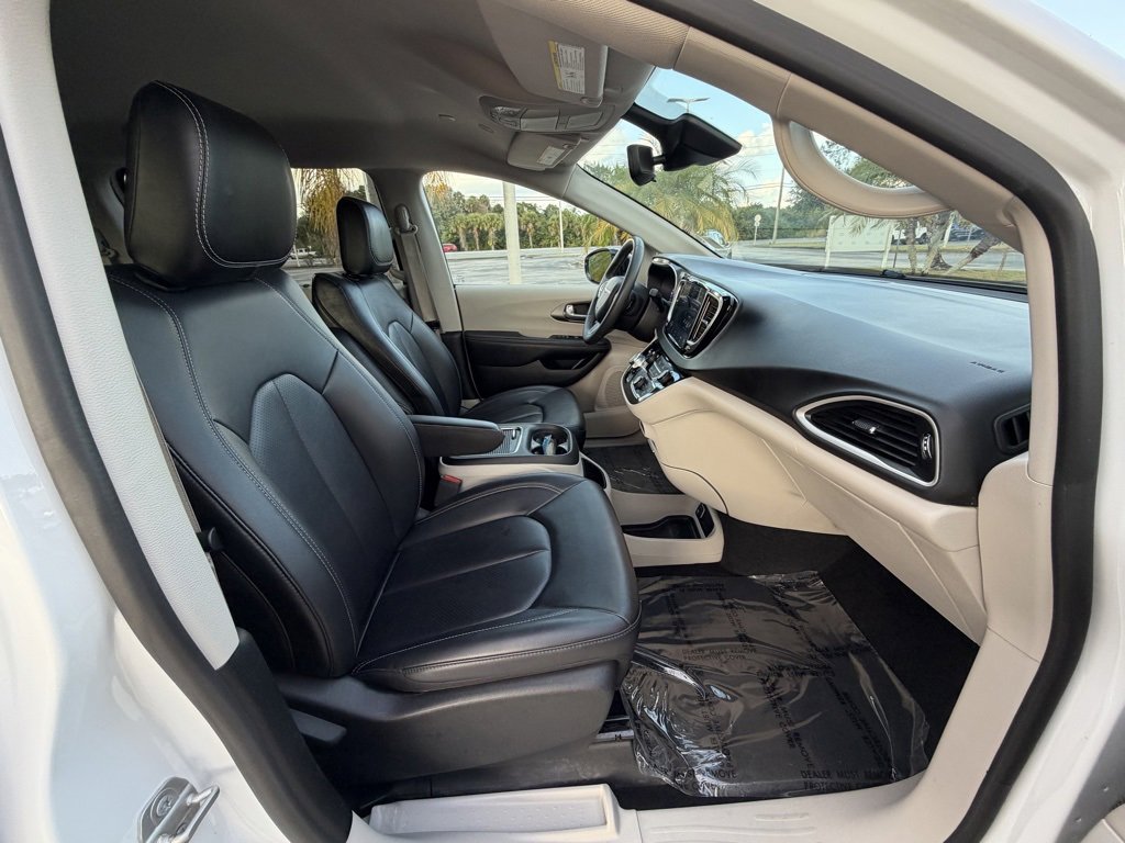 Used 2024 Chrysler Pacifica Touring-L image 32