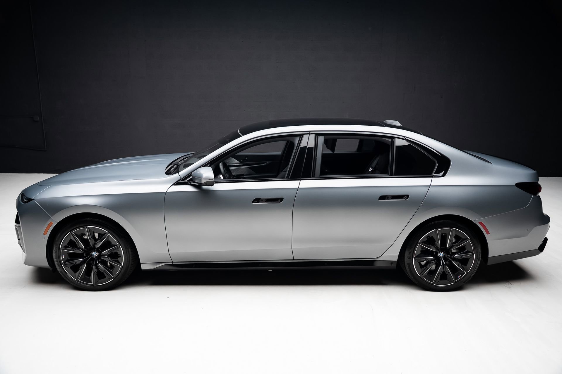 Used 2023 BMW 760i xDrive w/ Executive Package image 17