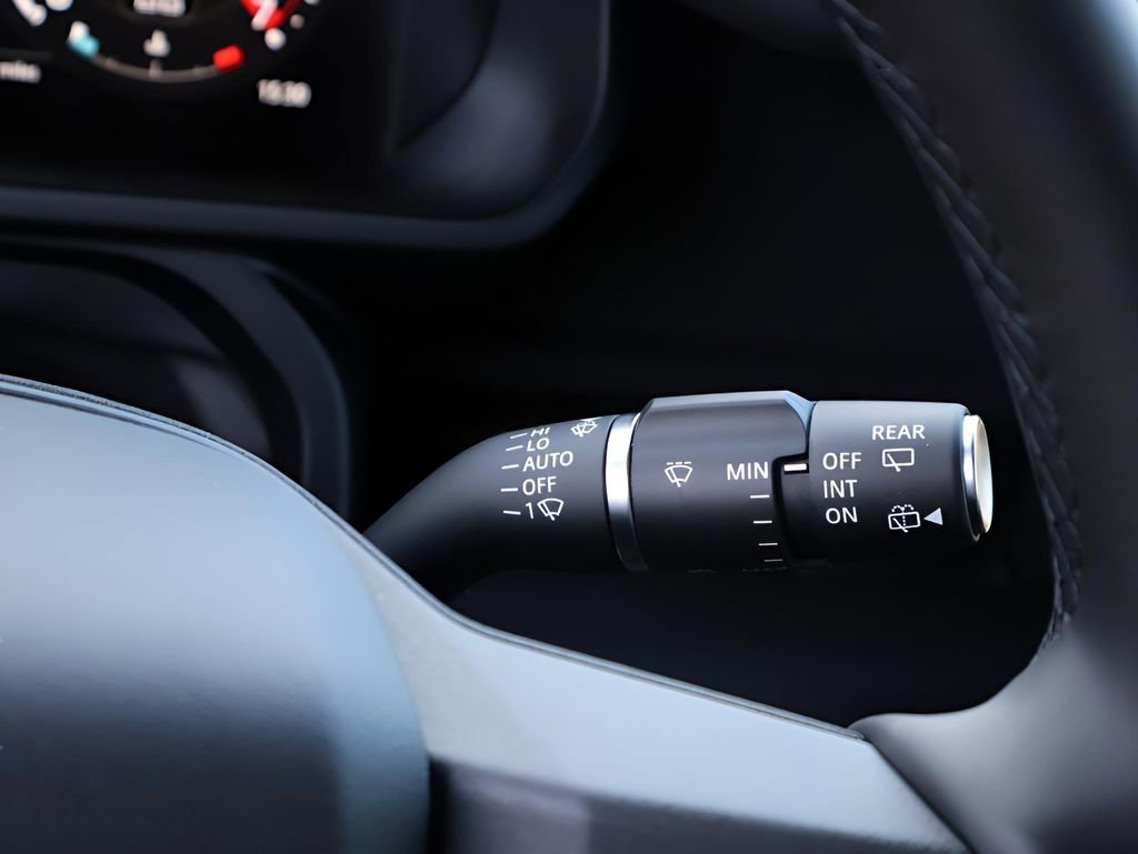 New 2026 Land Rover Defender 110 X-Dynamic SE image 32