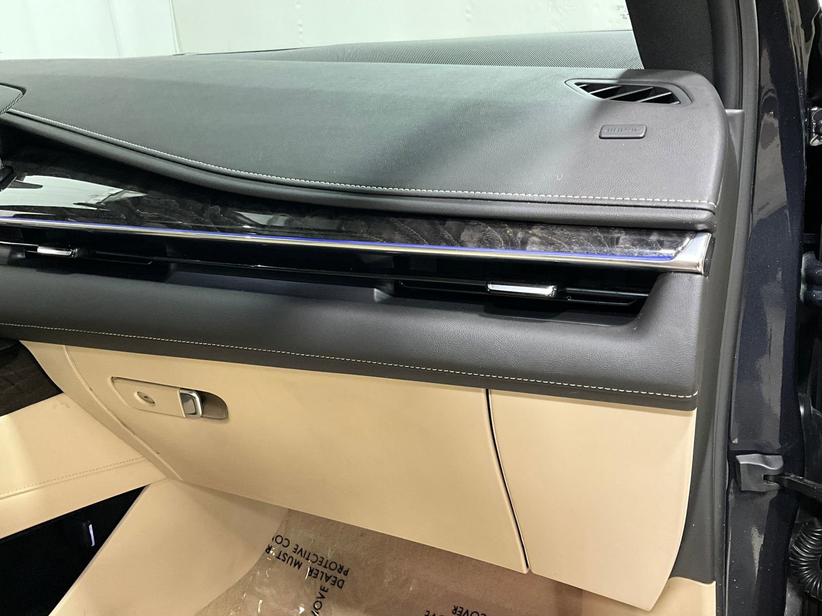 Used 2023 Cadillac Escalade Premium Luxury w/ Performance Package AWD/4WD image 15