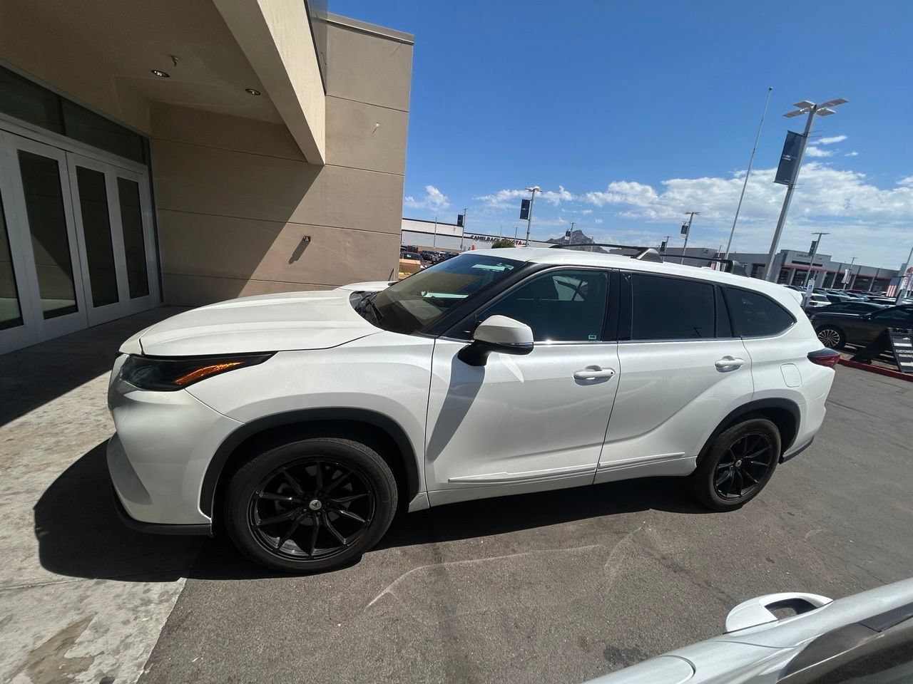 Used 2021 Toyota Highlander L FWD image 1