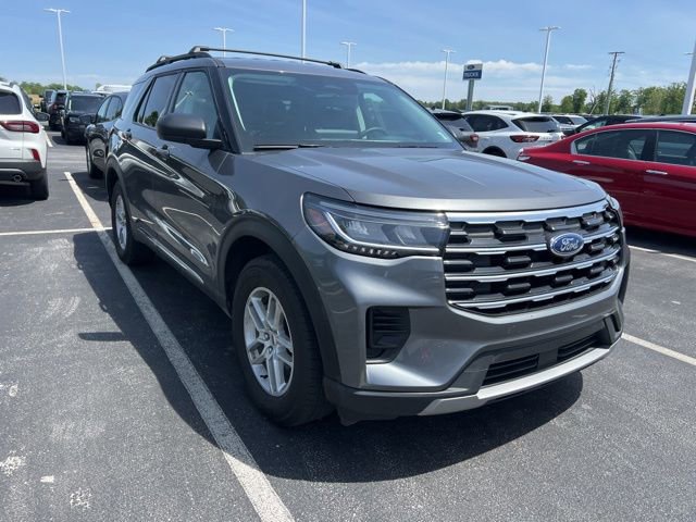 Used 2025 Ford Explorer Active AWD/4WD image 6