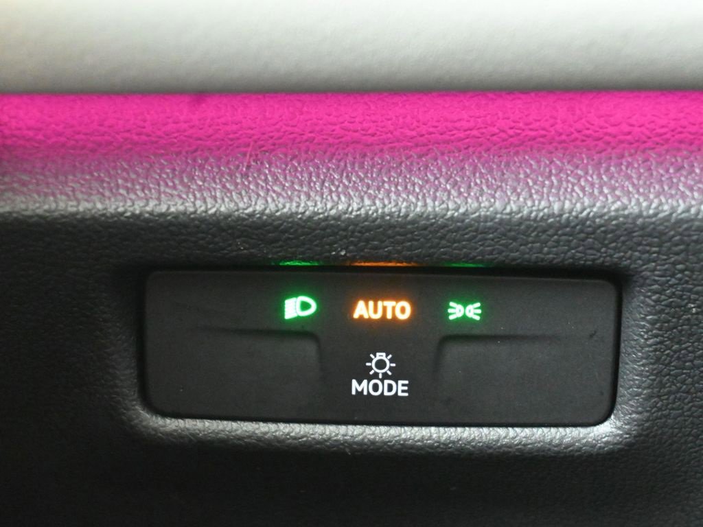 Used 2025 Volkswagen Tiguan SE w/ Panoramic Sunroof Package image 24