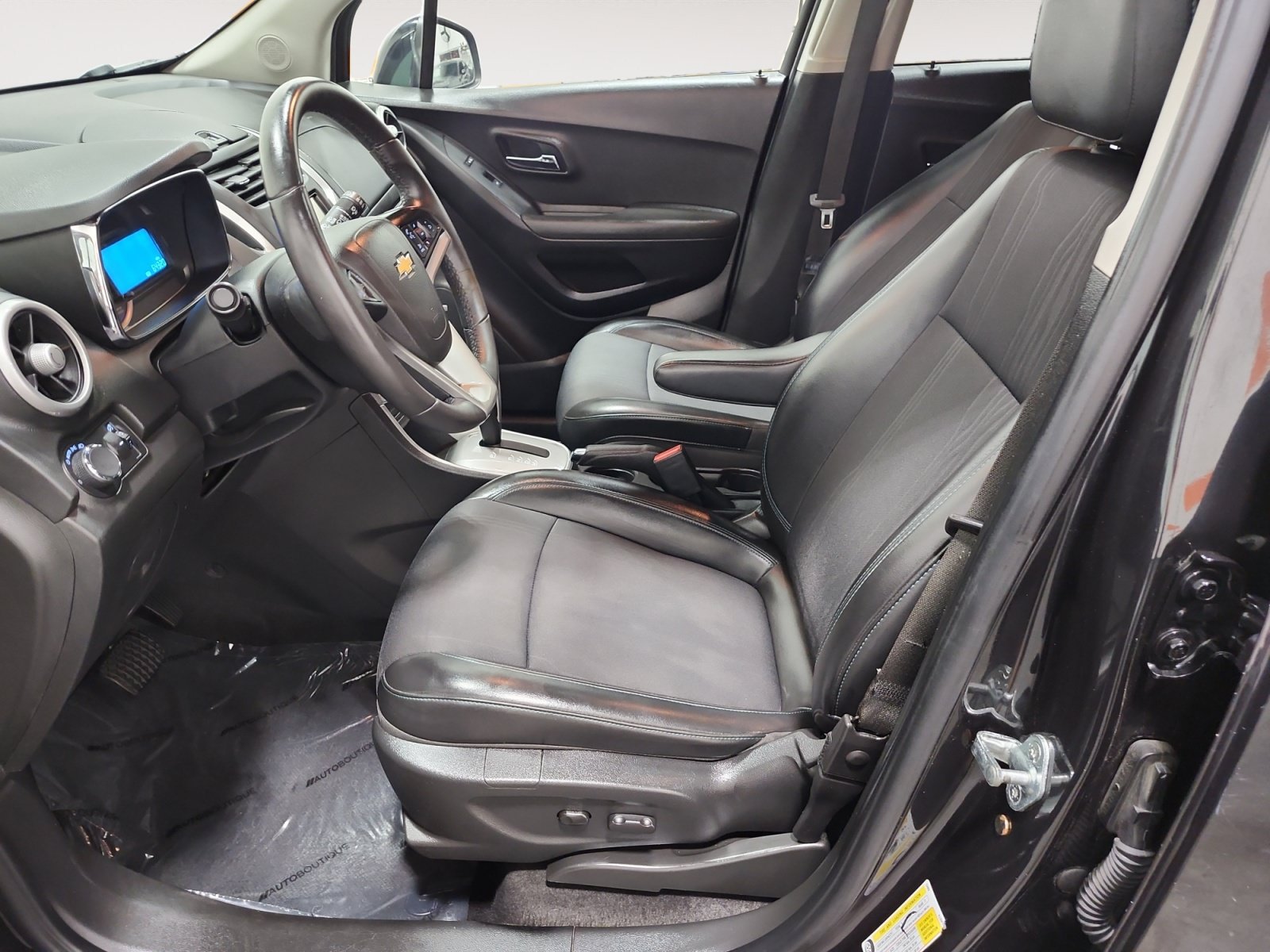 Used 2016 Chevrolet Trax LT w/ LT Sun and Sound Package FWD image 9