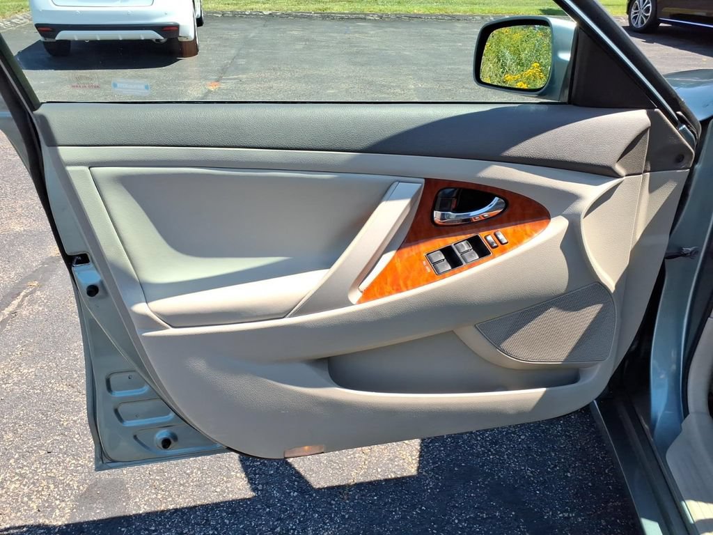 Used 2011 Toyota Camry XLE w/ SE/XLE Extra-Value Pkg FWD image 16