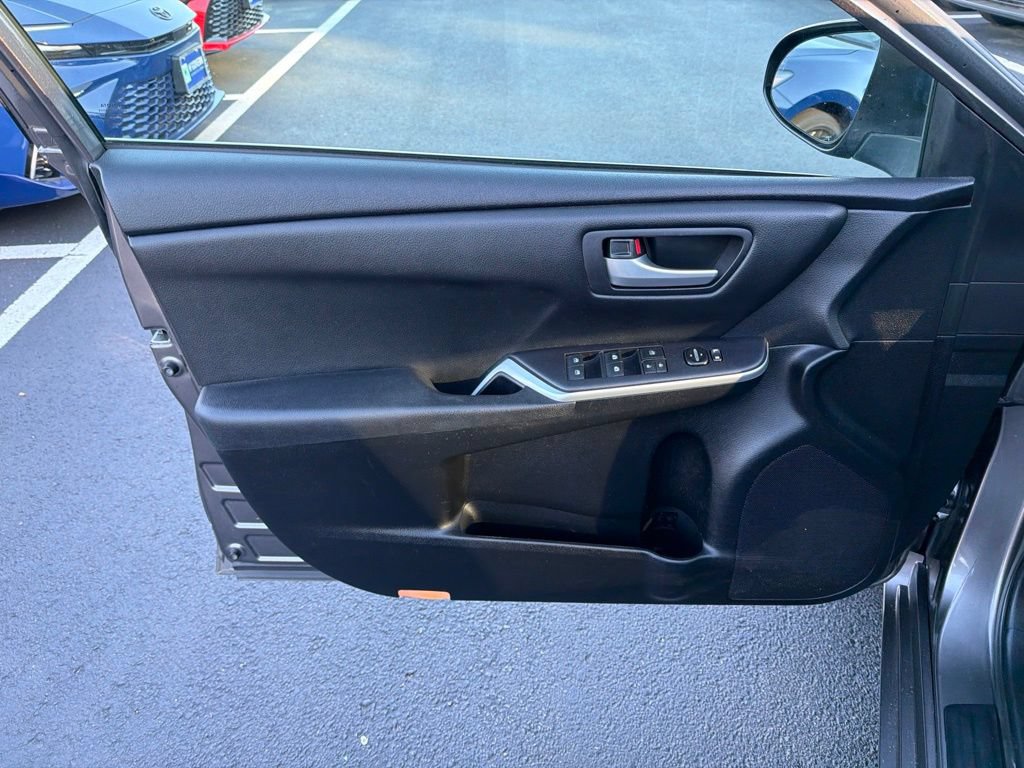 Used 2015 Toyota Camry SE FWD image 16