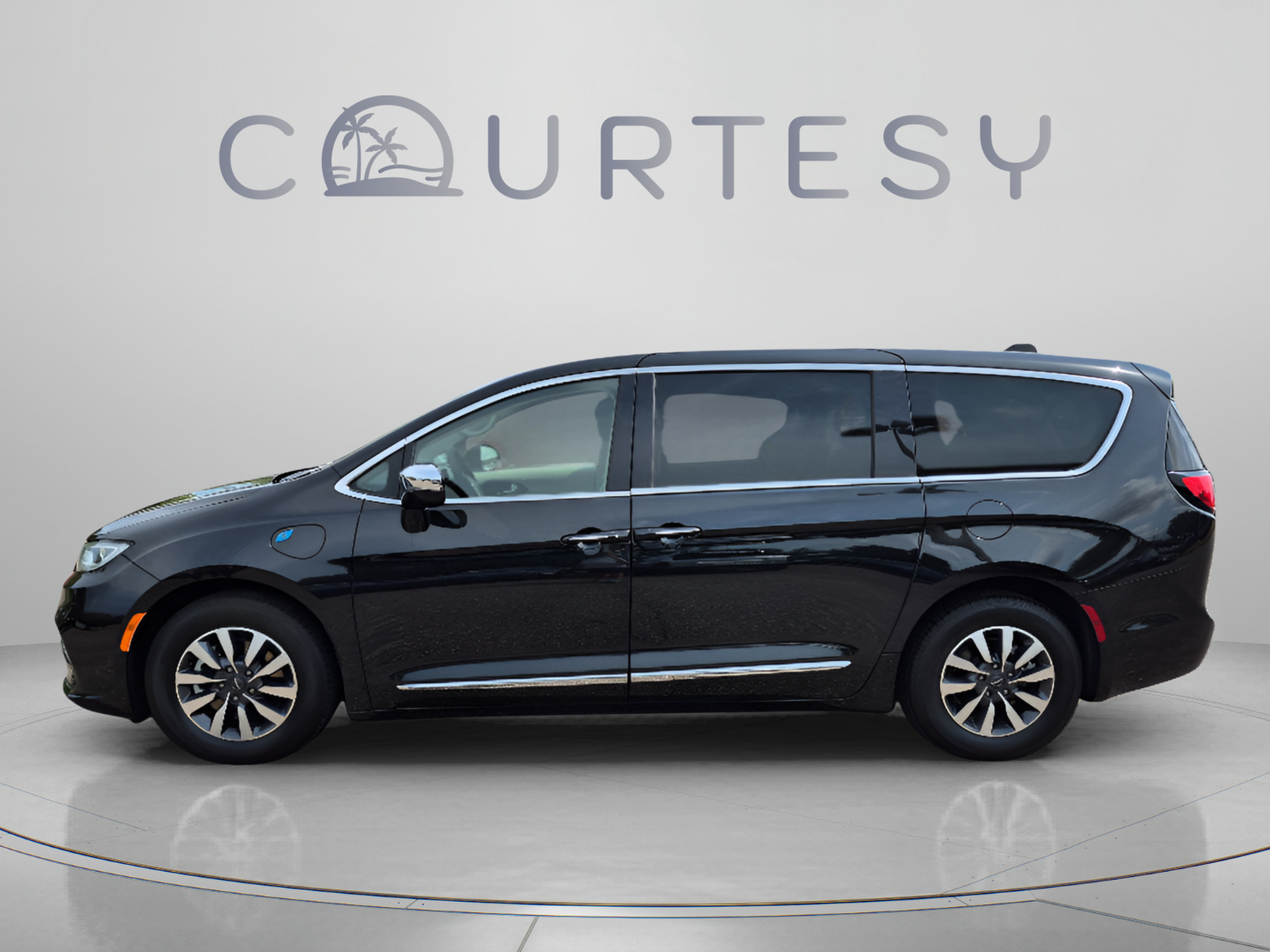 Used 2023 Chrysler Pacifica Limited FWD image 2