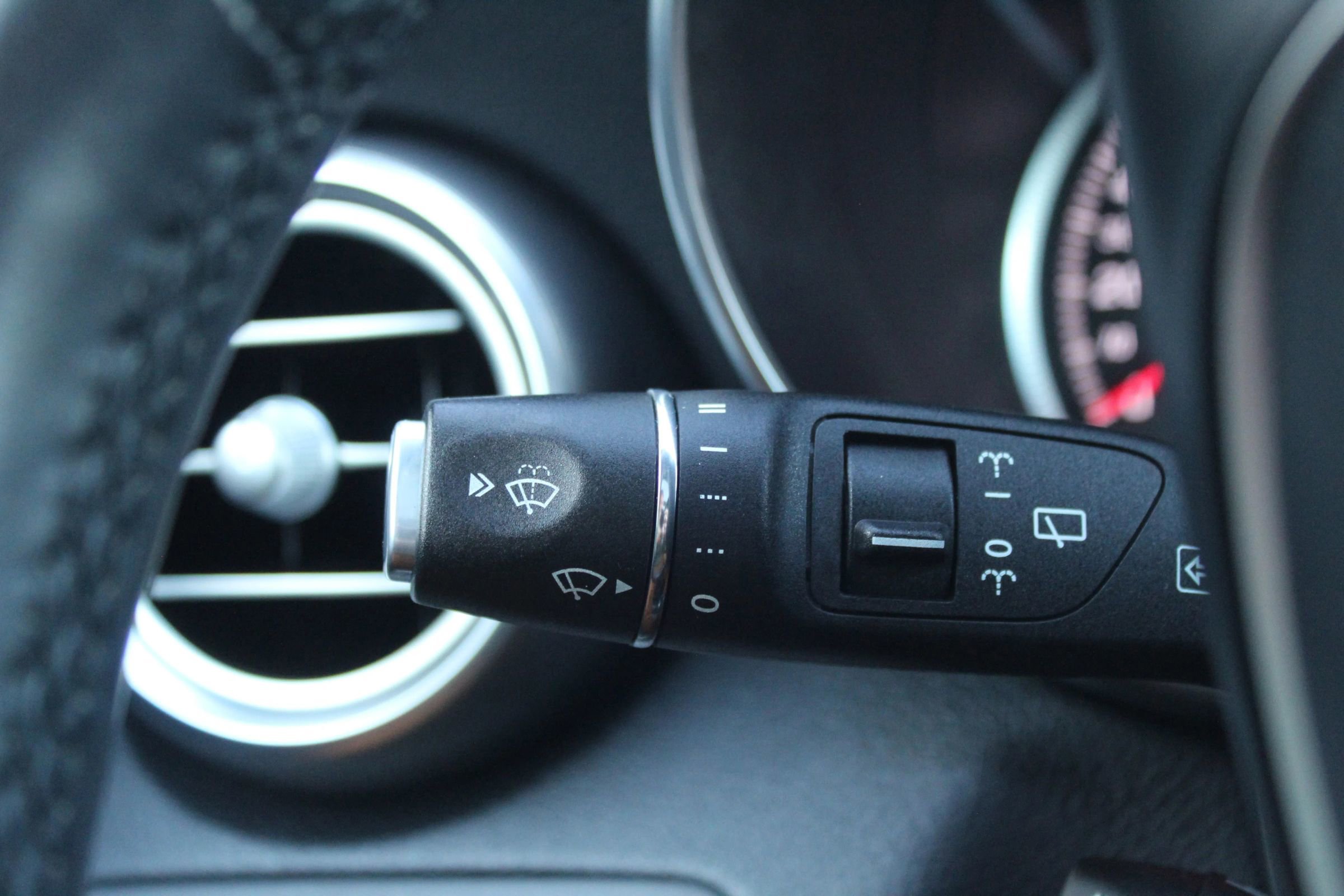 Used 2018 Mercedes-Benz GLC 300 4MATIC image 30