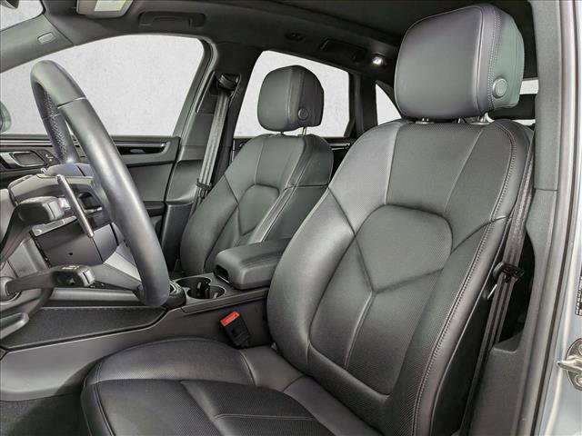 Certified 2025 Porsche Macan AWD/4WD image 5