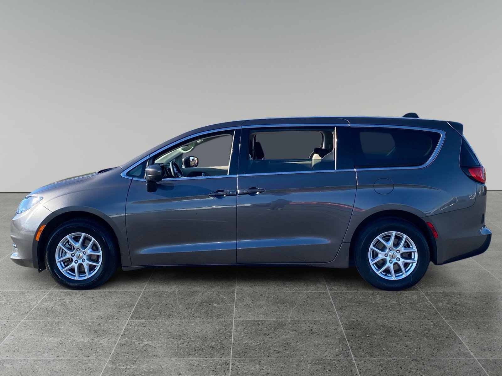 Used 2023 Chrysler Voyager LX FWD image 2