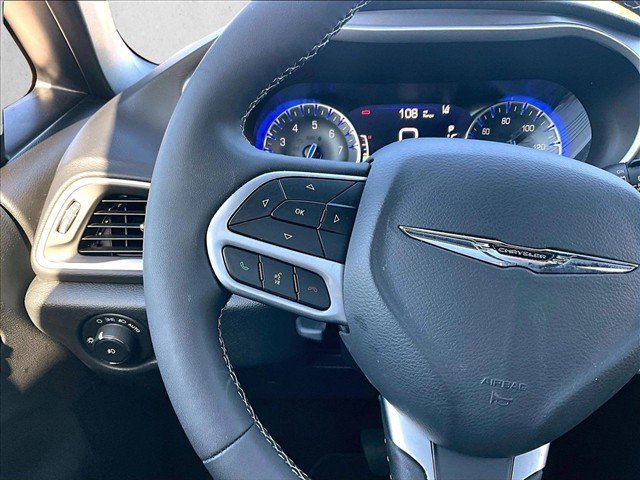 Used 2026 Chrysler Pacifica Select FWD image 18