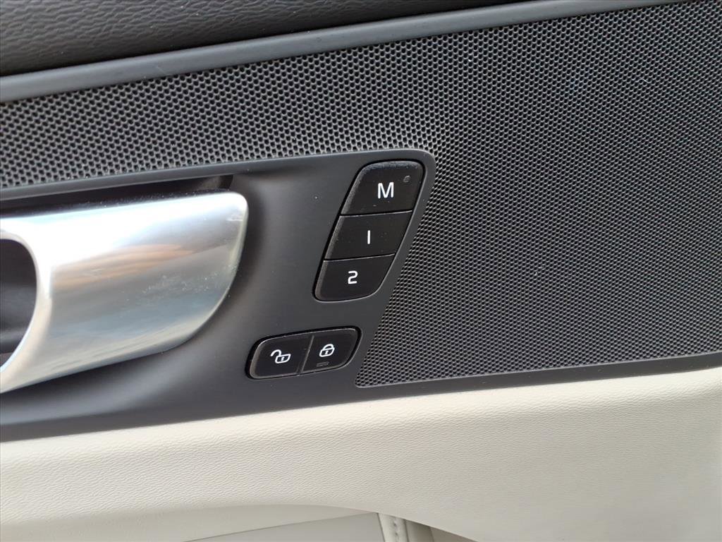 Certified 2023 Volvo XC60 B5 Plus w/ Climate Package image 16