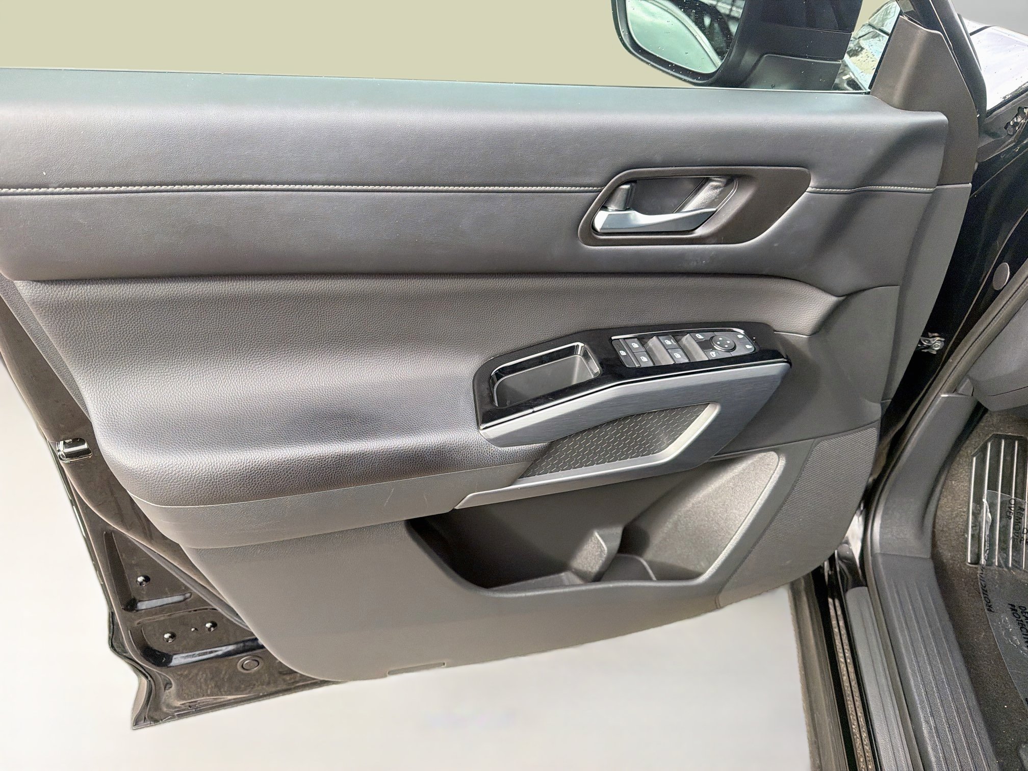 Used 2024 Nissan Pathfinder SL FWD image 17