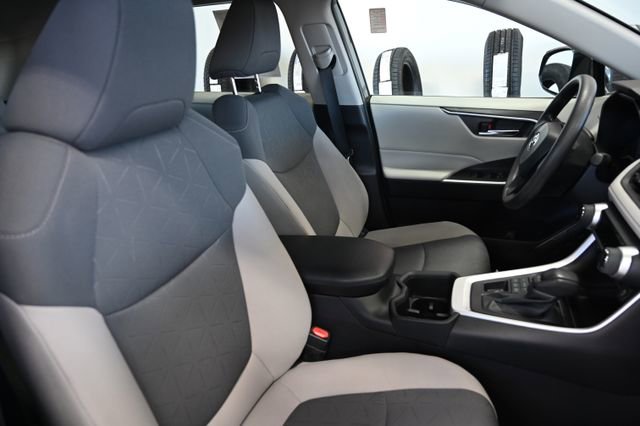 Used 2022 Toyota RAV4 XLE image 9