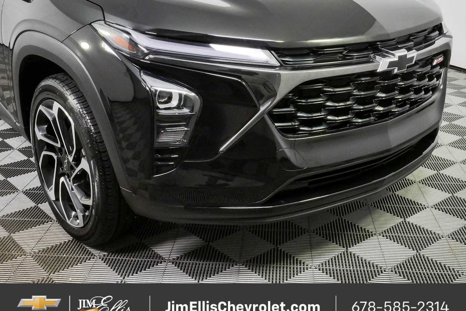Certified 2025 Chevrolet Trax RS w/ Sunroof Package FWD image 35