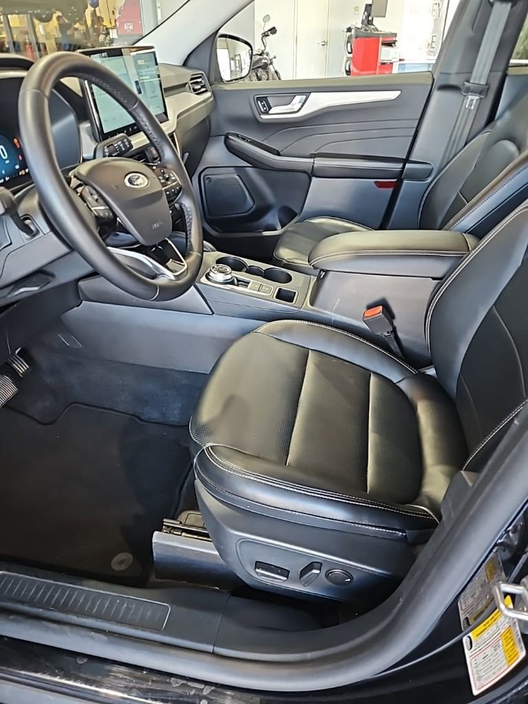 Used 2025 Ford Escape Platinum image 28
