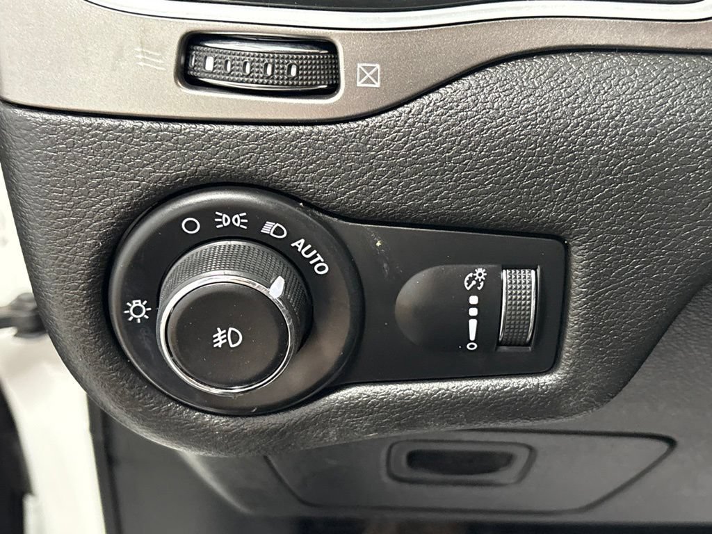 Used 2019 Jeep Cherokee Latitude w/ Cold Weather Group AWD/4WD image 17