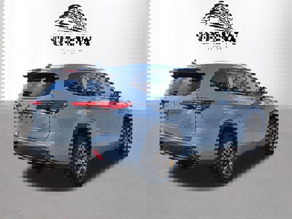 Certified 2023 Toyota Highlander Bronze Edition image 5