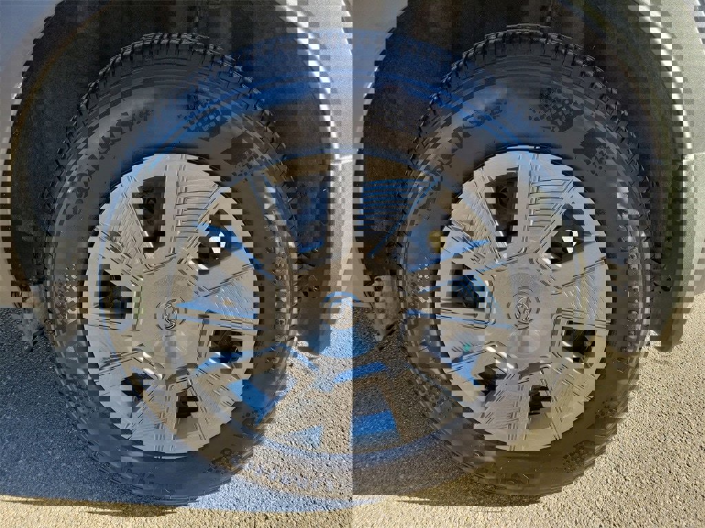 Used 2025 Nissan Kicks S image 11